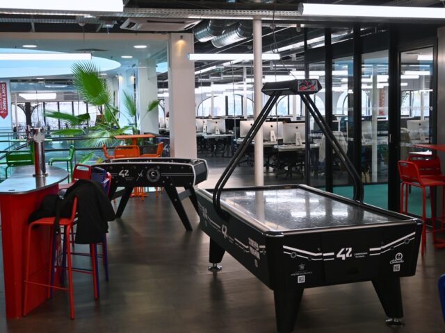 airhockey et babyfoot présent dans la cantina de 42 perpignan